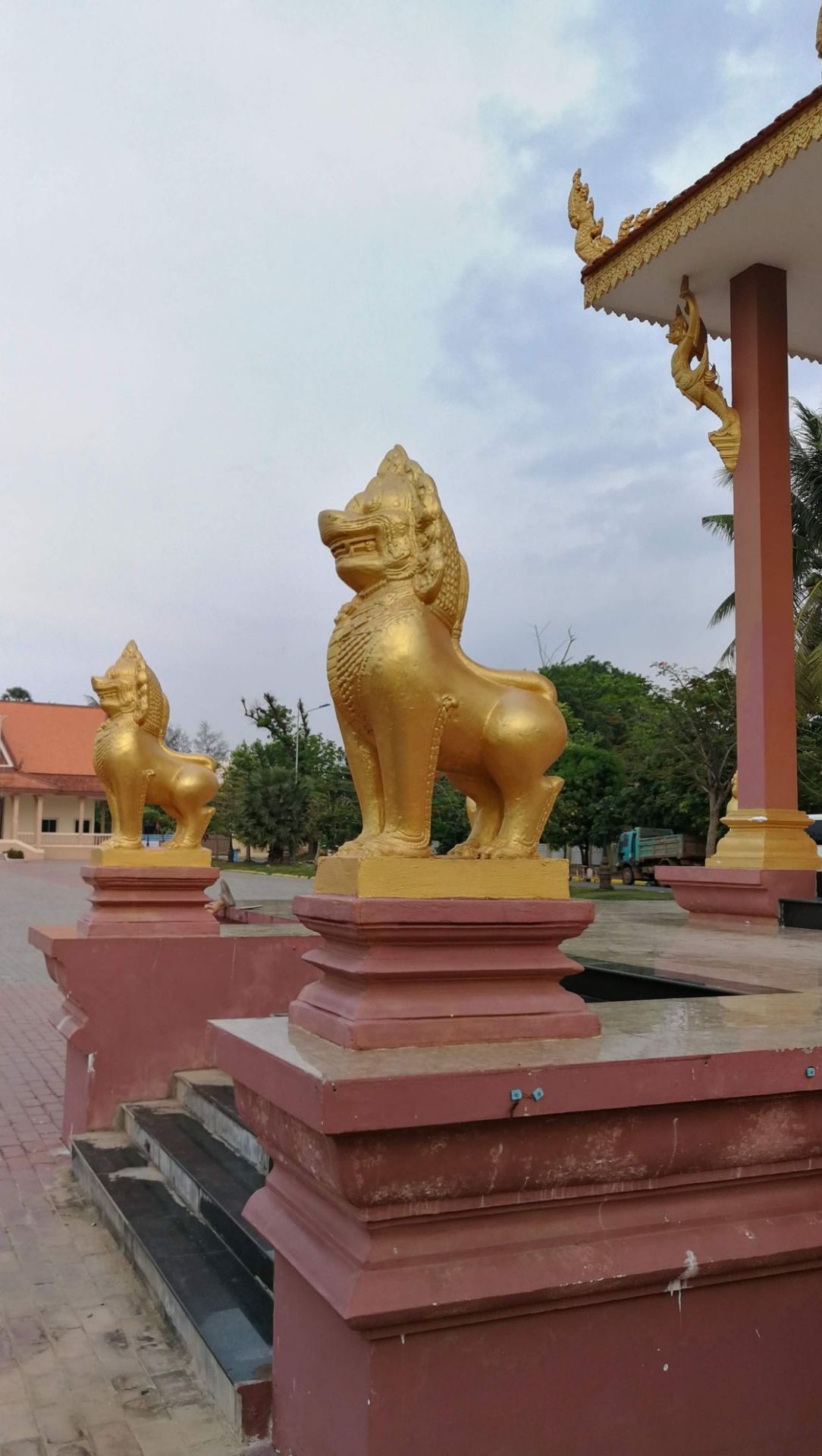 柬埔寨  貢布市  雙金獅