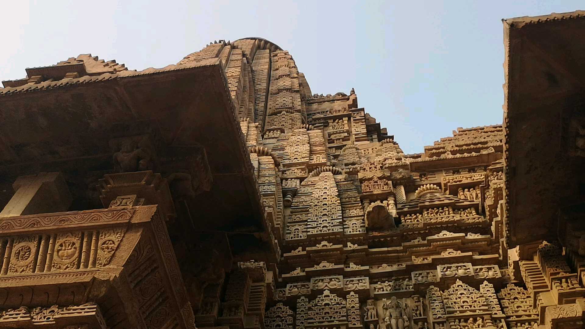 世界真奇妙，印度更奇妙 在克久拉霍的寺庙，可以看一千年前的印度人的生活。 他们简直让人大开眼界，活灵