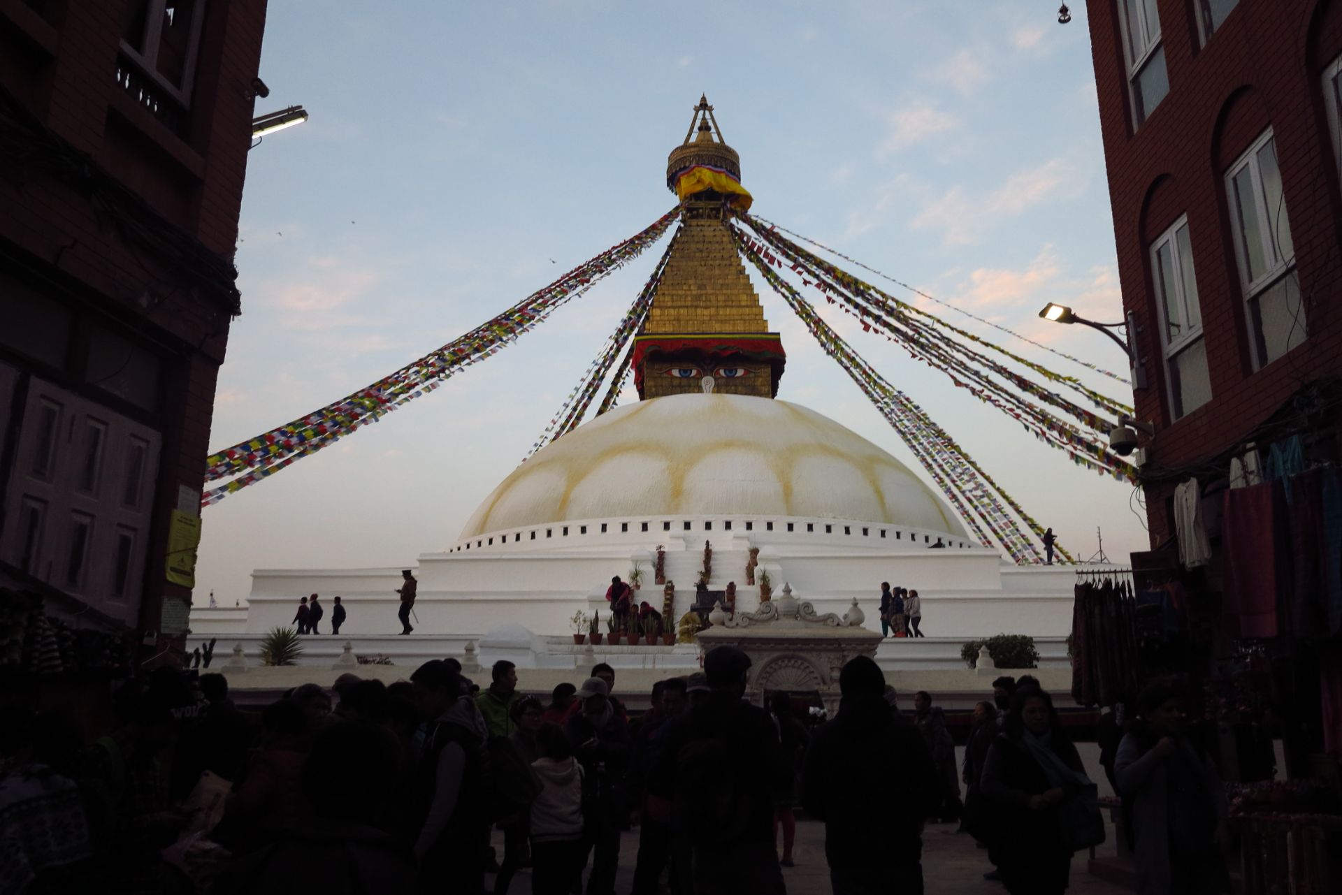 到加德满都的第一站，就去了博达哈大佛塔。 它是尼泊尔著名的古迹，高38米，周长100米 可以看到无数