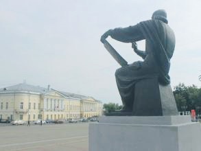 这是一个著名的当地画家的雕塑，在俄罗斯绘画史上有着浓厚的印记。