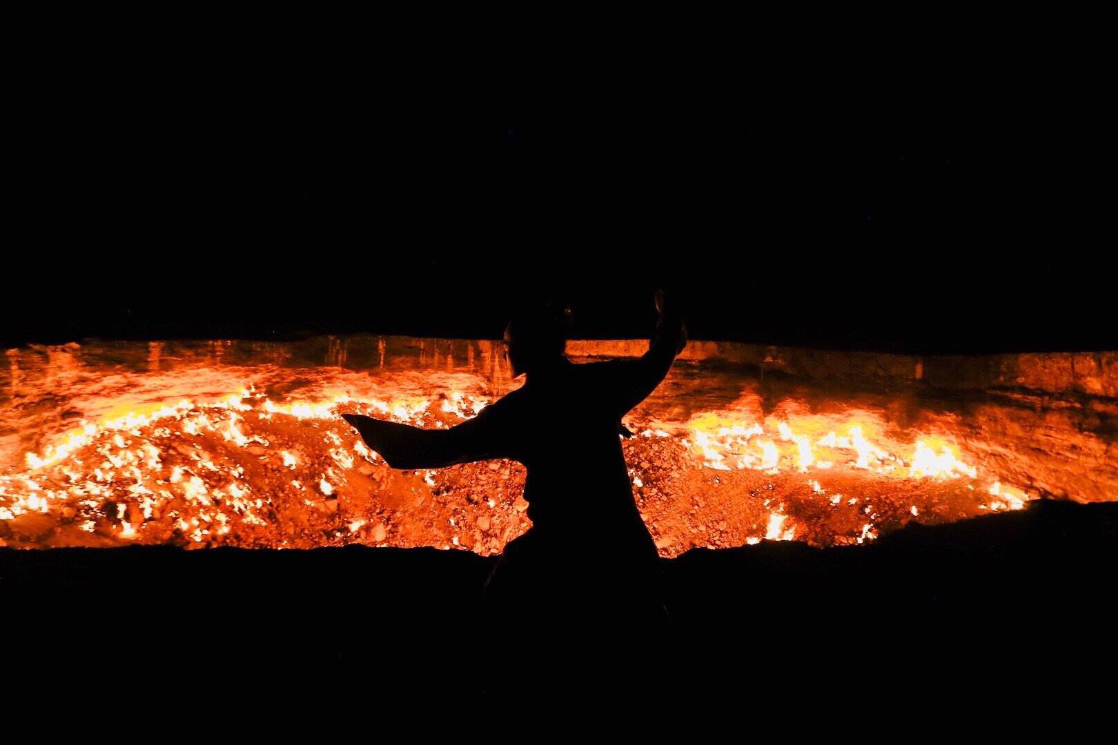 地狱之门- 在土库曼斯坦的荒僻之地，一个永恒燃烧的火海。早就听闻此处大名，但是土库十分封闭，旅行甚不