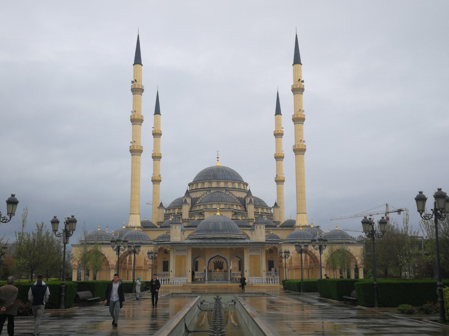 4月17日车臣之心清真寺 连日的雨直到今天也没有停止，昨天到达格罗兹尼酒店时，由于要办理土耳其的电子