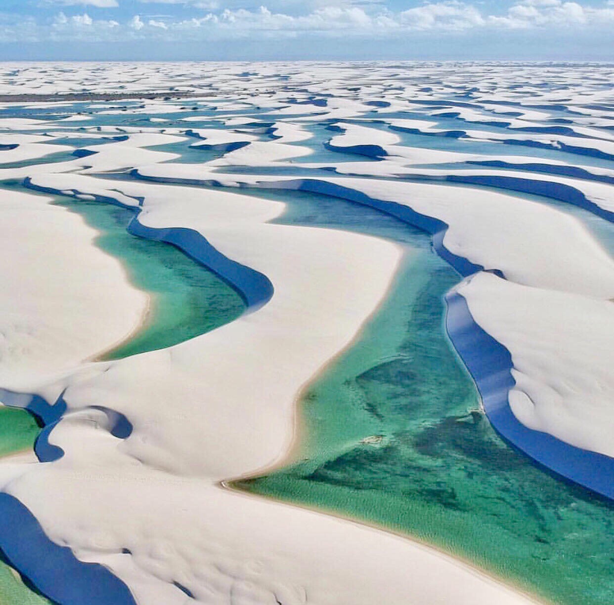 【来巴西“千湖沙漠”，尝一口梦里的味道🏜️】 ☀️沙漠和湖泊💦，从来都是对立面。 就像两条永不相交的