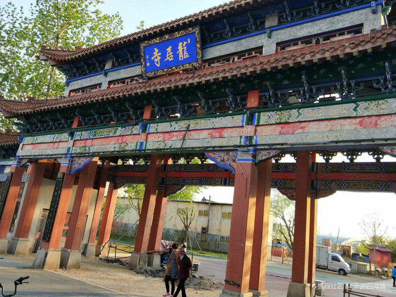 去盘锦旅游期间,偶遇一个比较古老的寺庙一龙居寺.就在我们入住的新