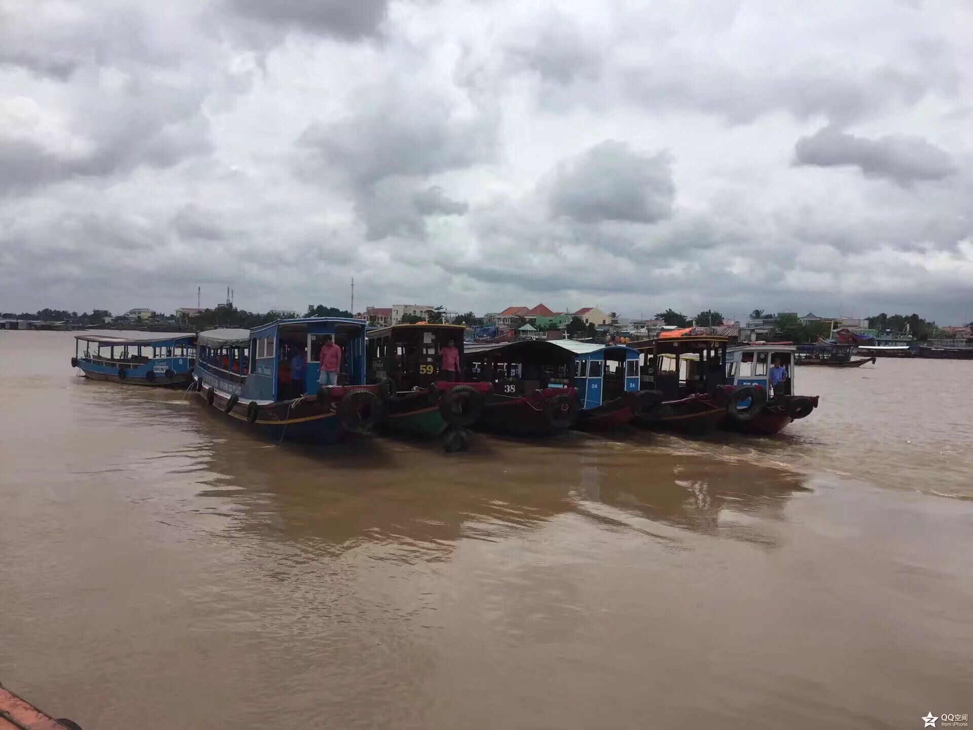 湄公河的重要性如同中国的黄河，灌溉周边地区的农田