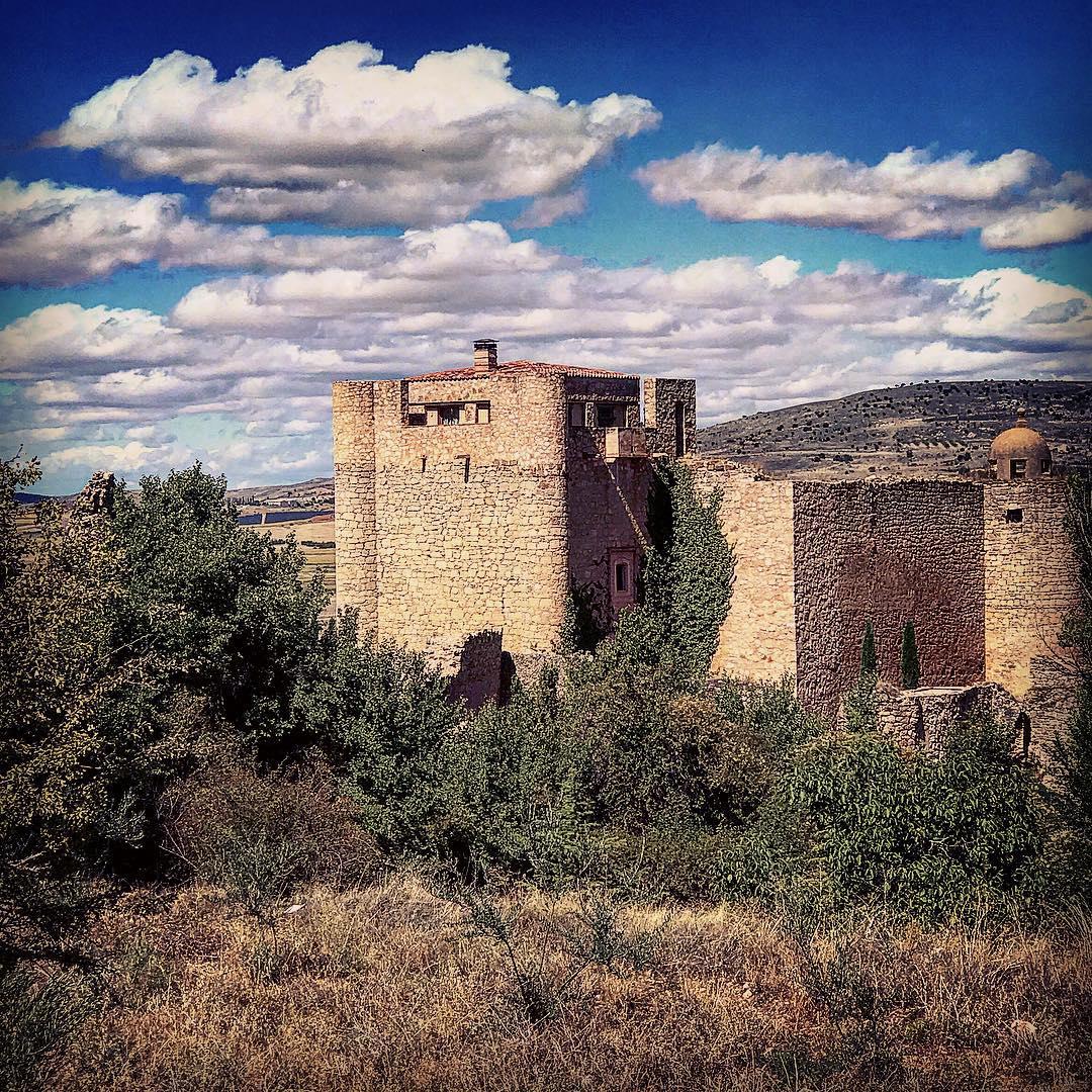 西班牙历史非常悠久的城堡，打卡成功  我和闺蜜在西班牙旅游的第一天，我们就去到了Siguenza C