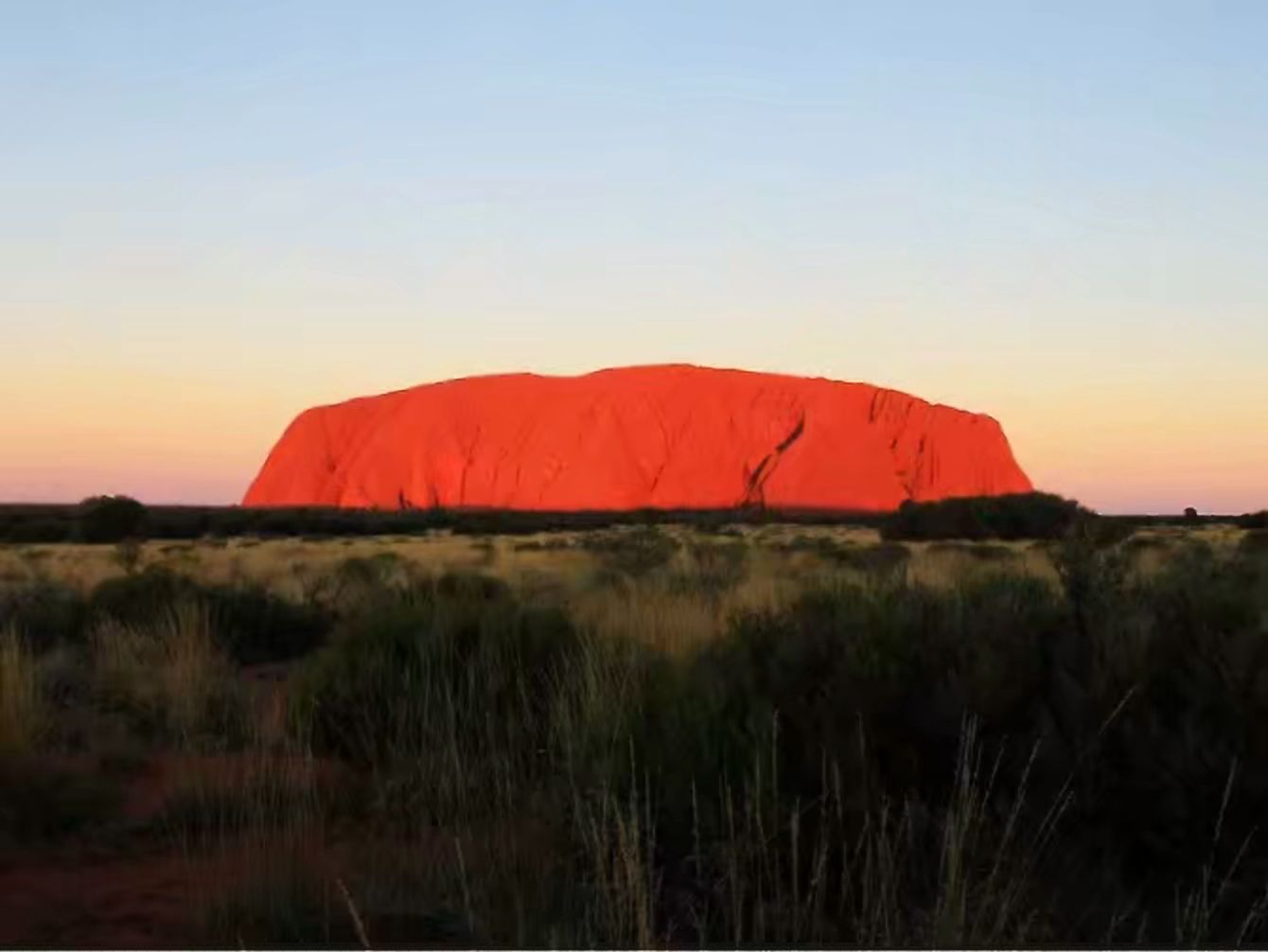 澳大利亚北领地-《在世界中心呼唤爱》夕阳下的艾尔斯岩最值得观赏，一生中一定要去一次的地方！当然还有白
