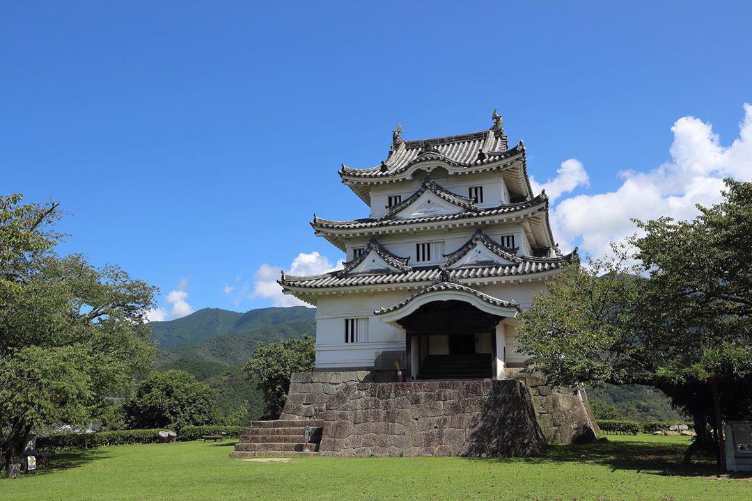 在日本，寻觅唐朝的印记  💕这个城堡可傲娇了，还得我们徒步蛮久，走石头台阶上去才能看到城堡的全貌。这