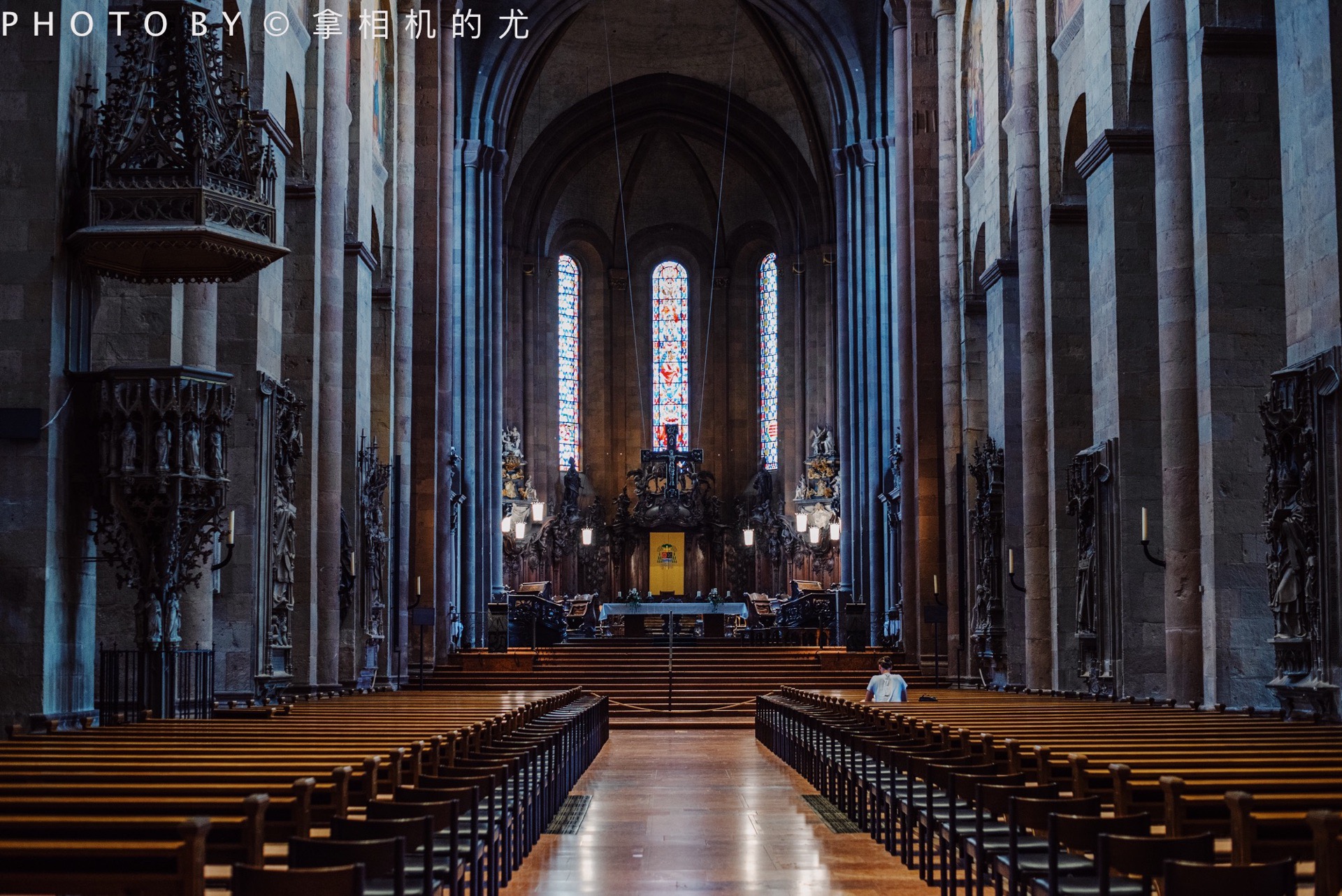 美因茨大教堂和坐在教堂里认真看书的人。  在德国有三座被公认的大教堂，除了科隆大教堂、特里尔大教堂，