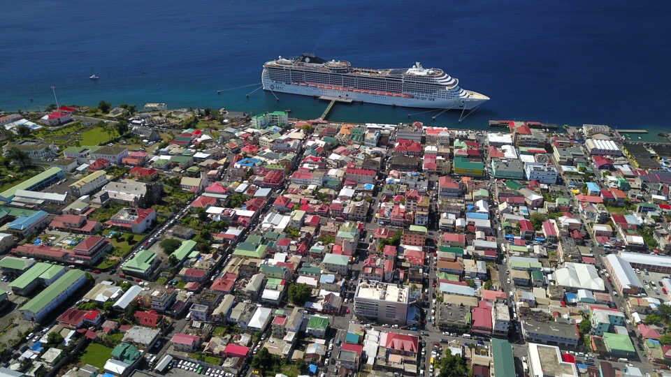 格林纳达是加勒比海东部岛链上的一个主权国家，以前曾经是英国的的殖民地，首都和最大的港口叫做圣乔治，岛
