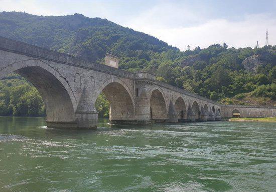 游览连接文明的绳索 ==迈赫迈德•巴什•索科罗维奇的古桥  开始接触大桥时，就被这座神奇的桥的名字震