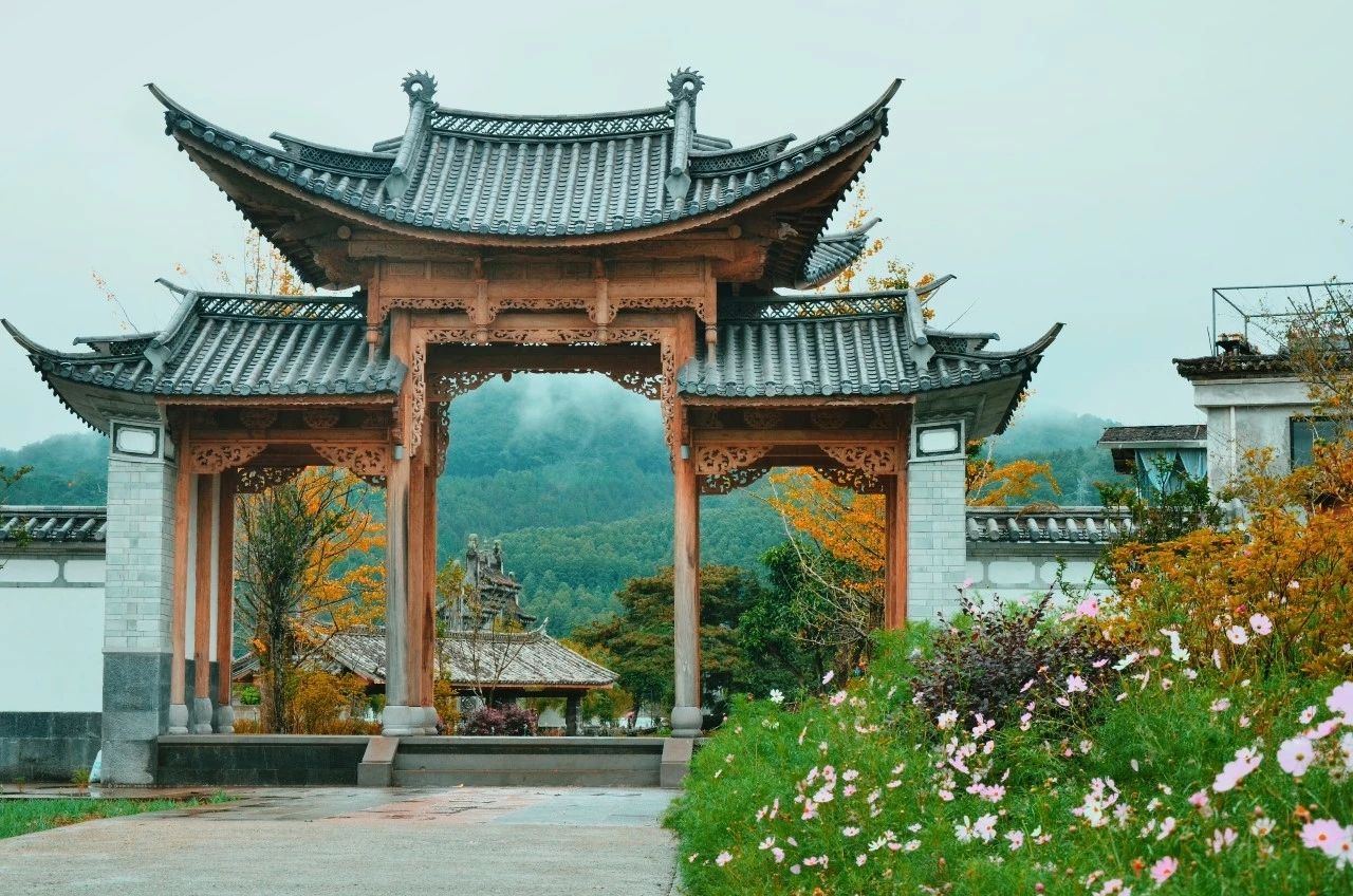 和顺的秋天 这里远山，近水，良田，村落，质朴而宁谧。这里融合了自然，农耕，温泉，小镇。又是一年月圆之