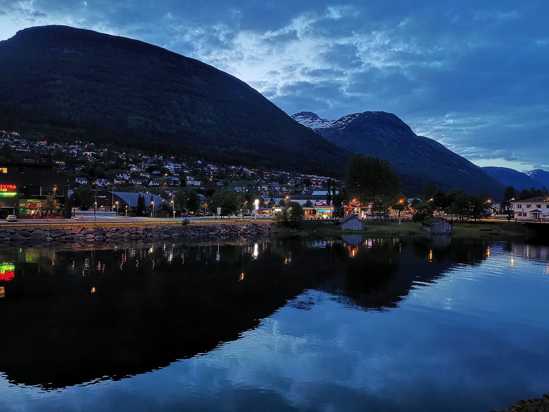 挪威的小镇，安静、清洁、很舒适，可以散散步，坐着发呆。