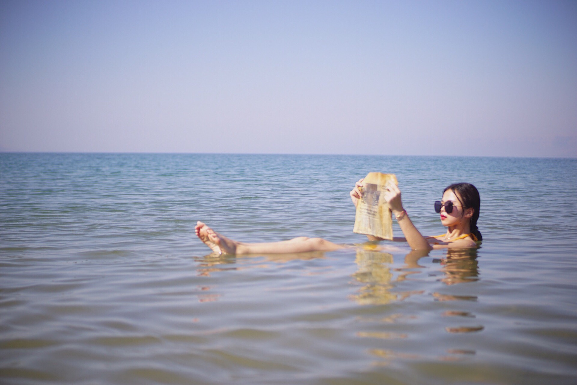 约旦｜💙人生必去景点——死海！！💙  小时候在书本上看到过死海就觉得很神奇，人居然可以在水面上漂浮。