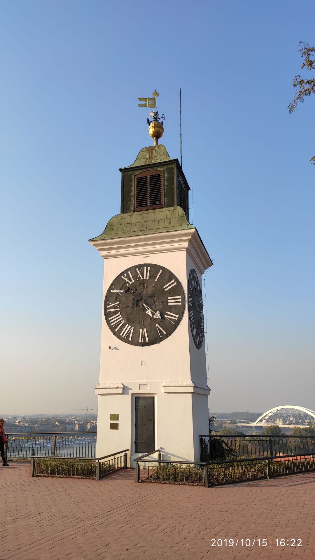 灯塔的时钟比较有特点  钟塔的最大看点是时针和分针调换使用，长针指“时”，短针指“分”。其实这一设计