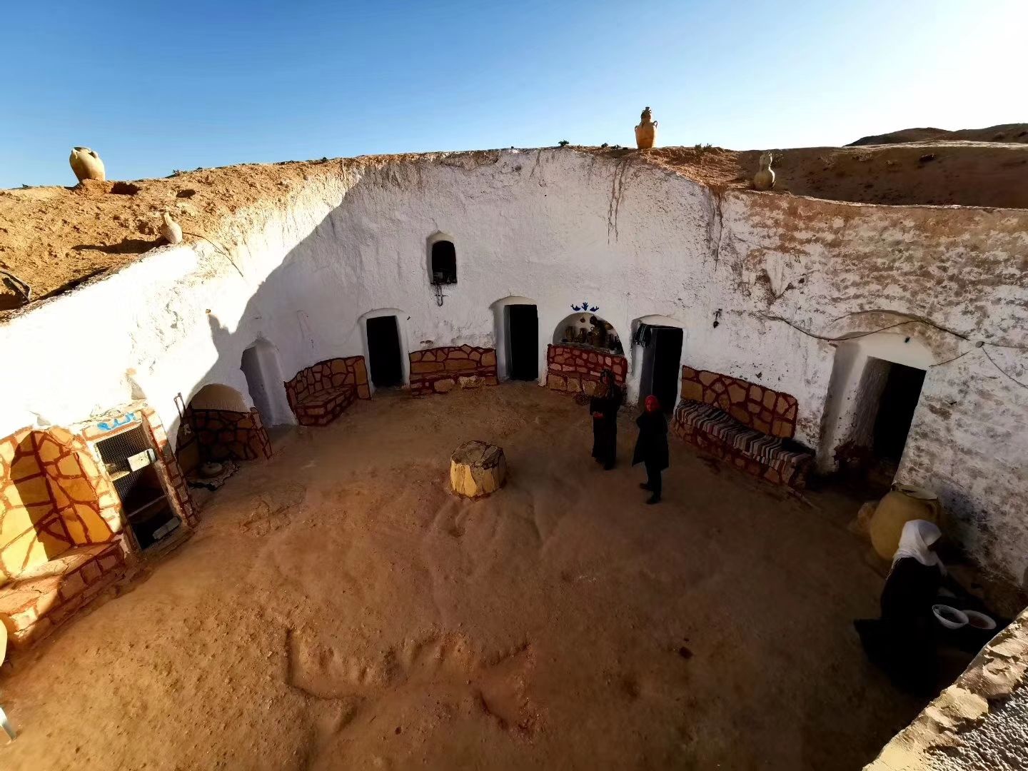 马特马他是一个在突尼斯南部，由柏柏尔人居住的小村庄，一些当地的柏柏尔居民仍然住在传统的地下穴居里。