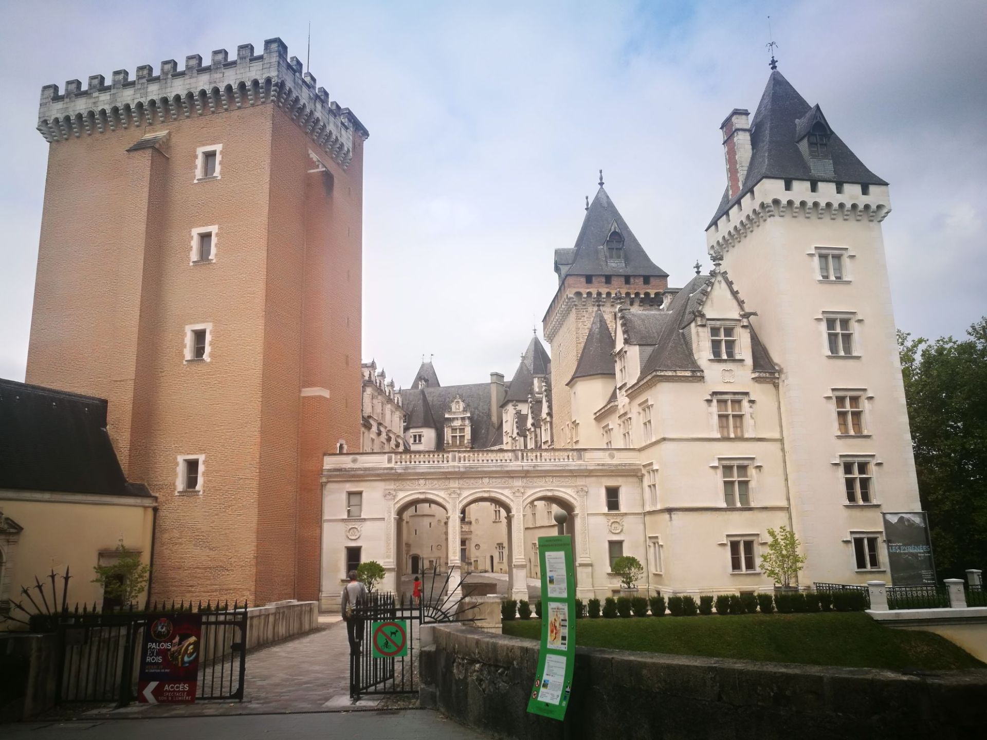 位于法国西南部比利牛斯山区的波城城堡（Château de Pau），建于14世纪，1553年创建兴