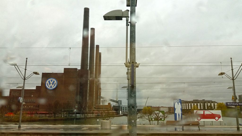 在法兰克福到柏林的高铁上抓拍大众汽车总部。