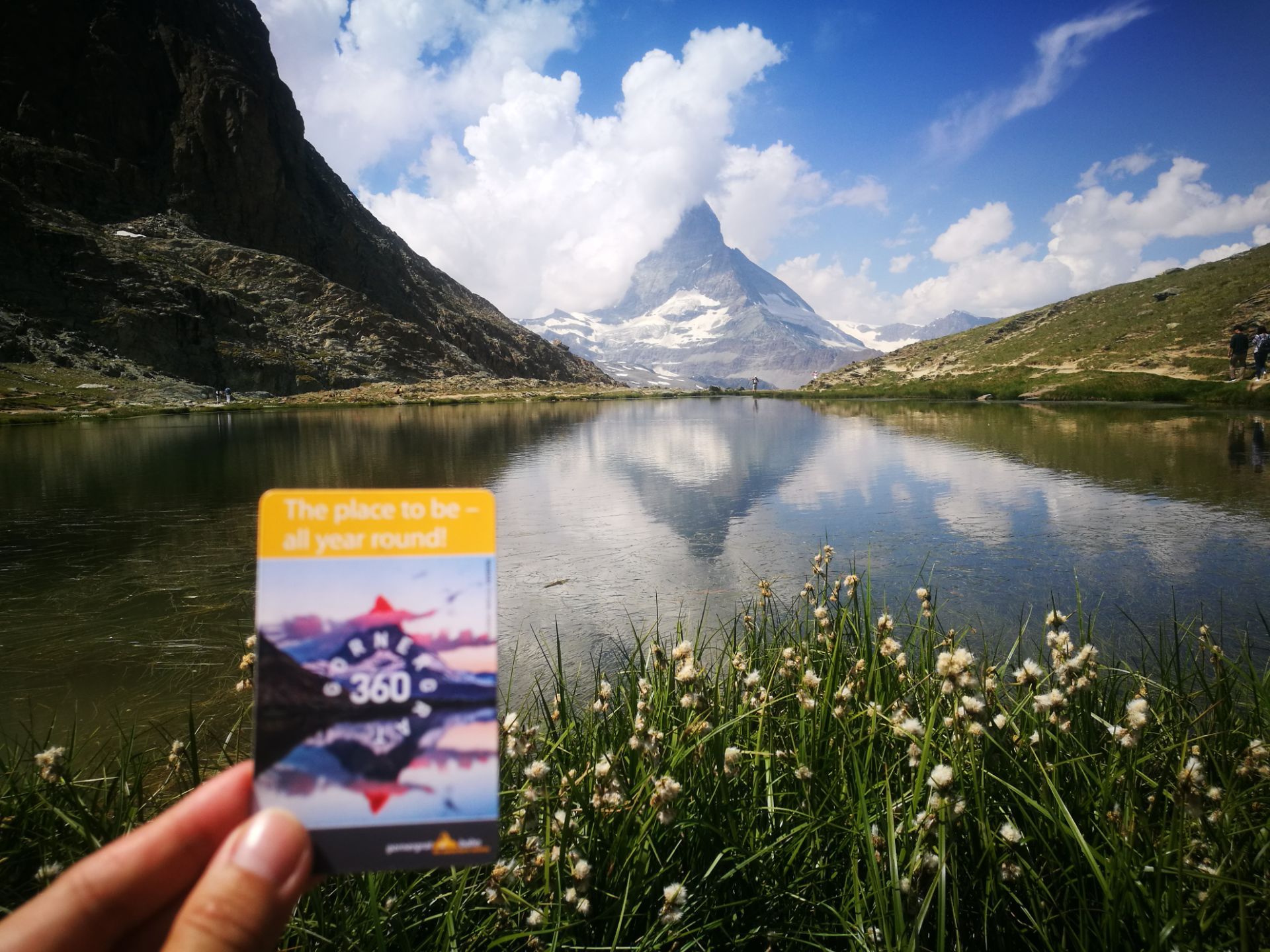 在采尔马特（Zermatt），乘坐当地专线火车直上海拔3089米Gornergrat，马特宏峰（Ma