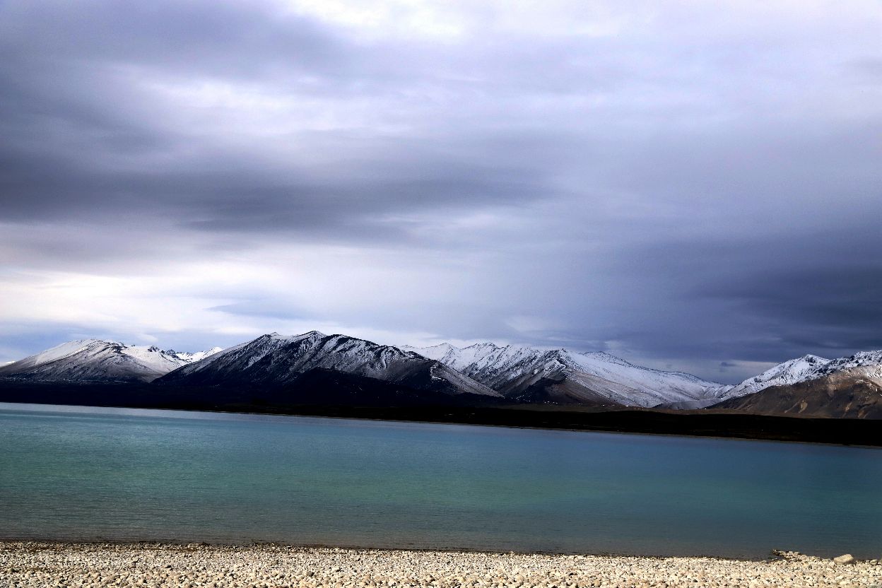 自驾新西兰-特卡波湖：特卡波湖位于皇后镇与基督城之间，远处的南阿尔卑斯山白雪皑皑，给特卡波湖源源不断