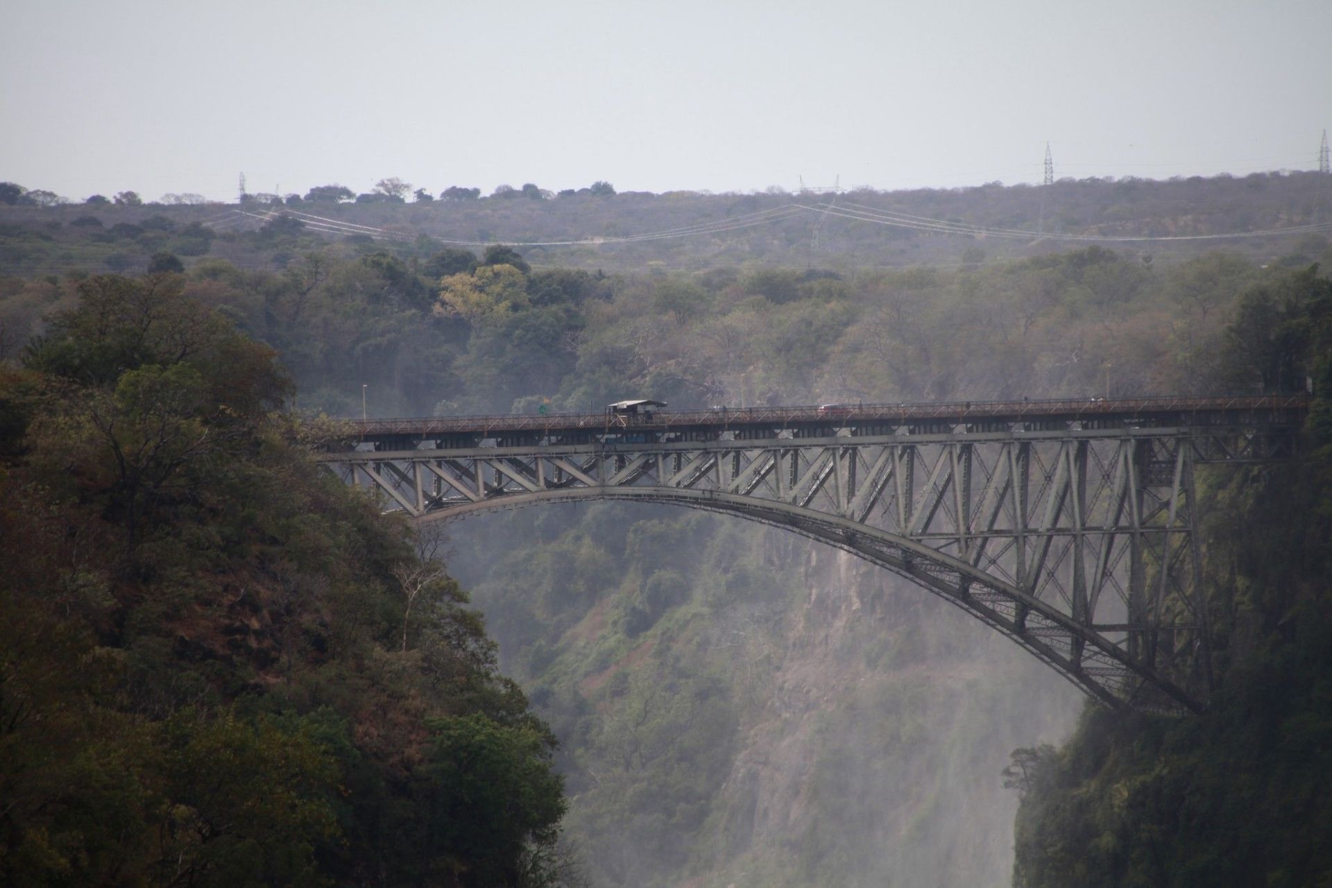 维多利亚大桥位于赞比亚维多利亚瀑布的上方。它是一座横跨在两个峡谷上的钢铁大桥，跨度非常之大，正好可以