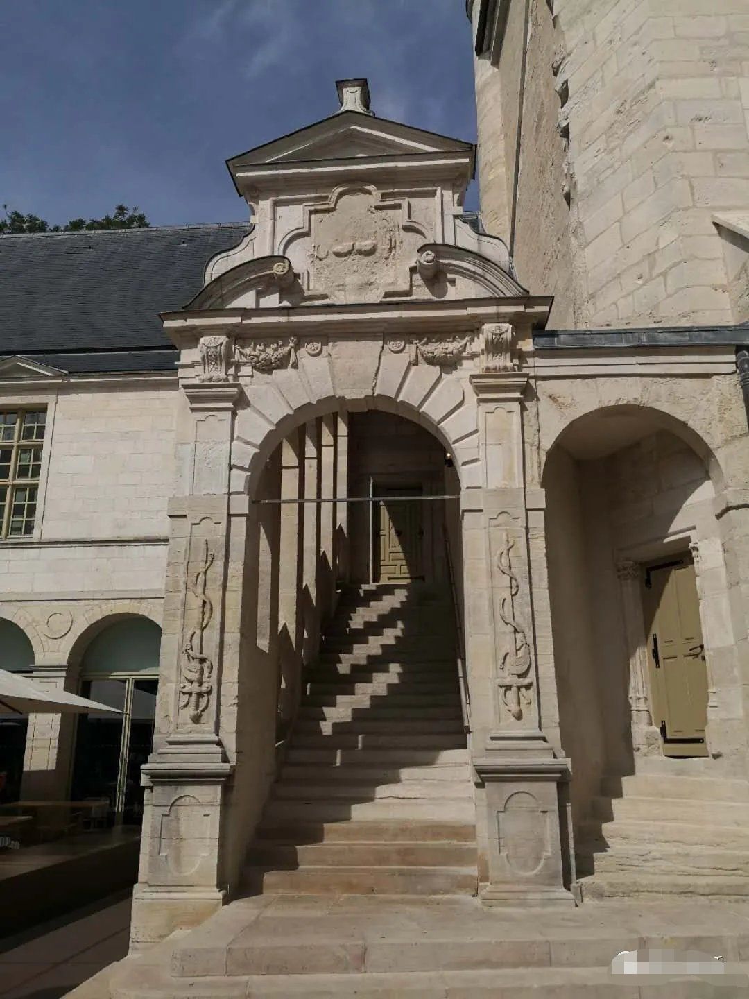 公爵府的正面形似若干个向解放广场突出的“山”字形，中间围成了三个庭院。在最右的巴尔庭院（La Cou