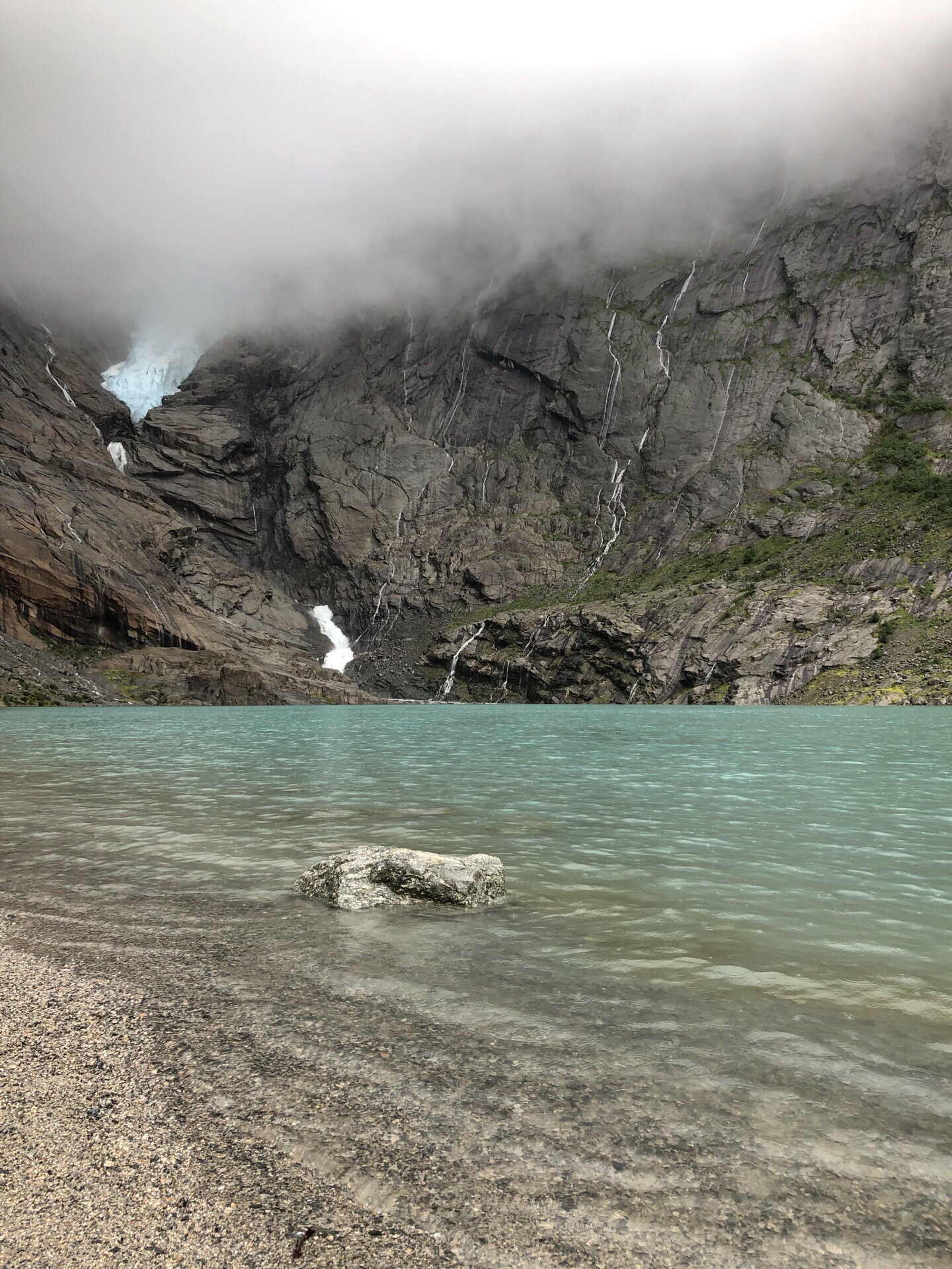 挪威冰川，由于全球气候变暖，冰川已经融化了很多，下面形成了湖泊。