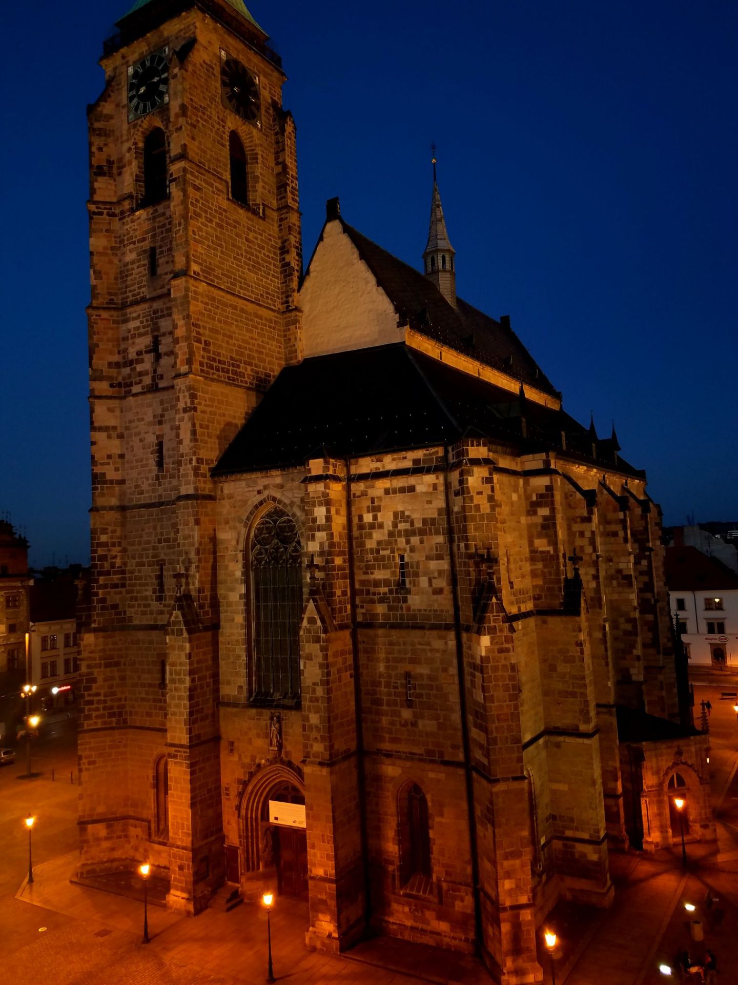 捷克的小镇皮尔森，共和广场中间的教堂，夜色中宏伟而静谧。