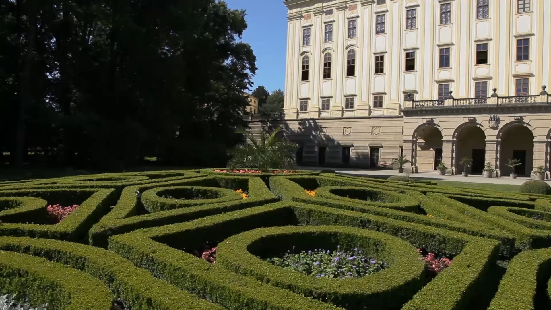 克罗麦里兹修剪精致的花园和壮丽的城堡，是欧洲有史以来最璀璨的景观艺术瑰宝之一，为欧洲、乃至全世界树立