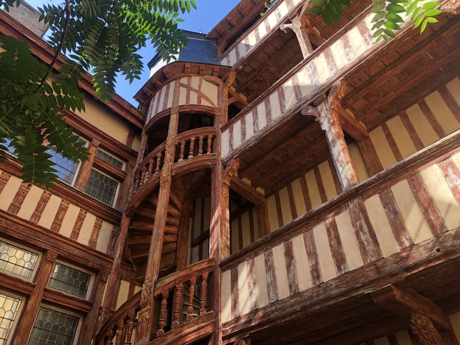 来到香槟区小镇Troyes特鲁瓦，走进这里，像走进封存在时光里的中世纪历史。保存完好的中世纪木制建筑