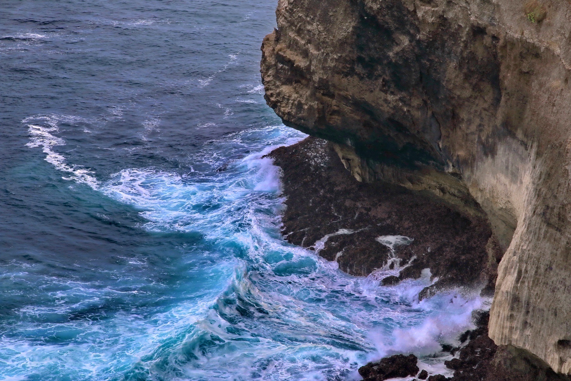 深兰色的海水很大的浪冲击岩壁，前面就是印度洋。同样交通不方便要包车，注意⚠️景点有猴子会拿眼镜.相机