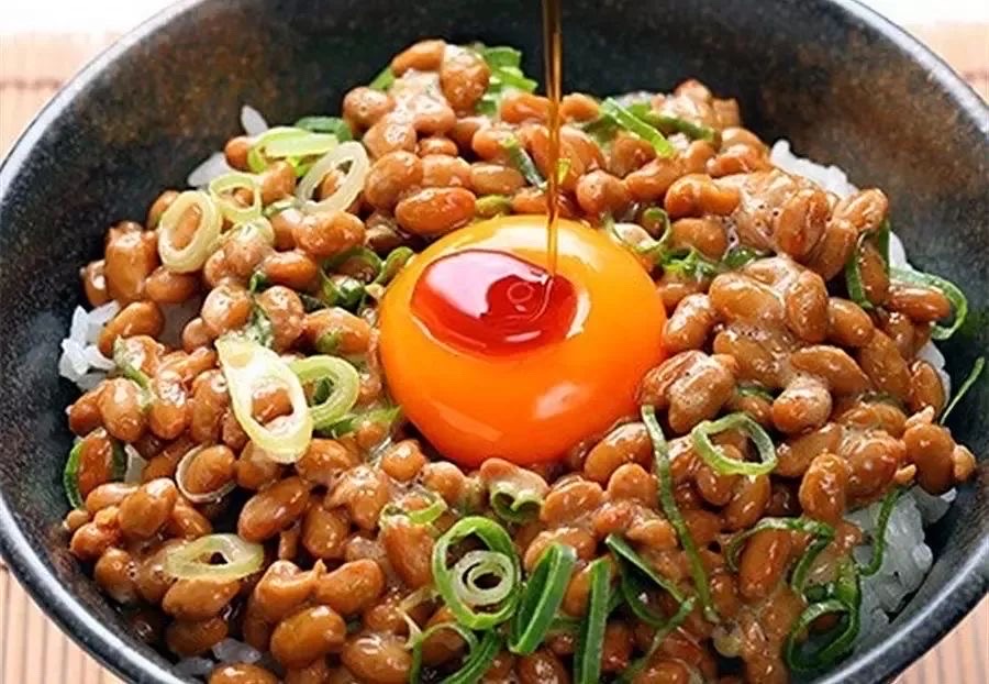 纳豆是日本家庭餐桌上最常见的一道菜。所谓的纳豆，就是把大黄豆发酵做成的发酵食品。它的最大特色之一就是