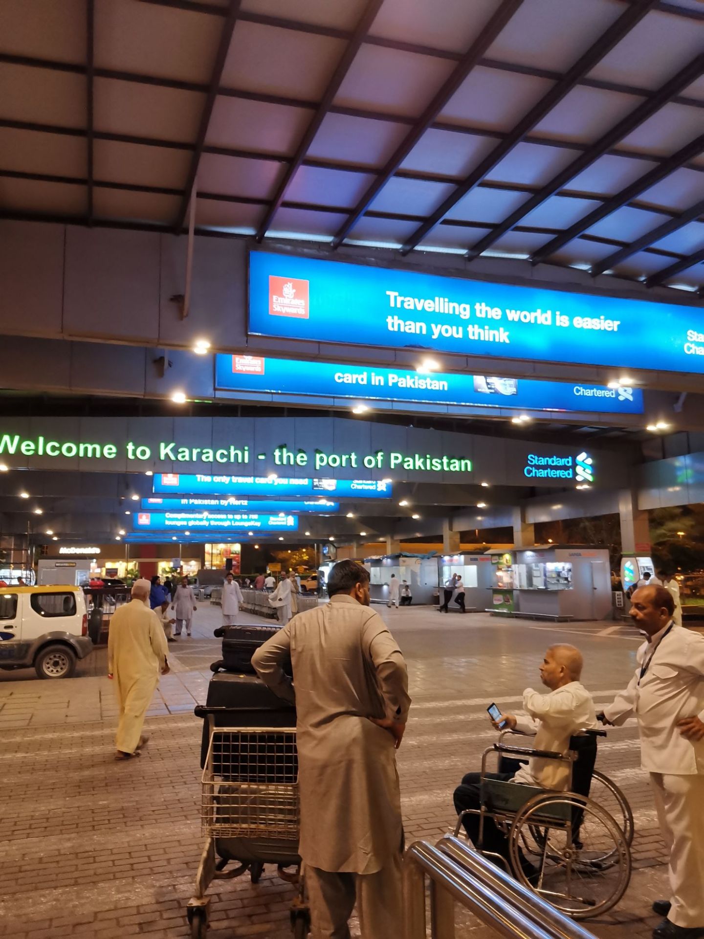 卡拉奇机场，夜色中的旅人等待来有人接站。