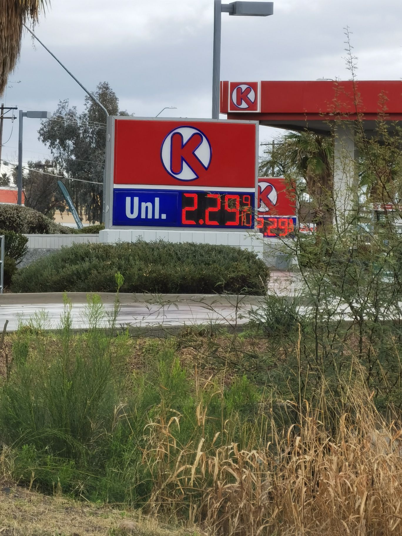 美国图森的汽油真便宜（图中价为87#汽油每加伦的单价，相当于国内92#汽油） 图森·亚利桑那州