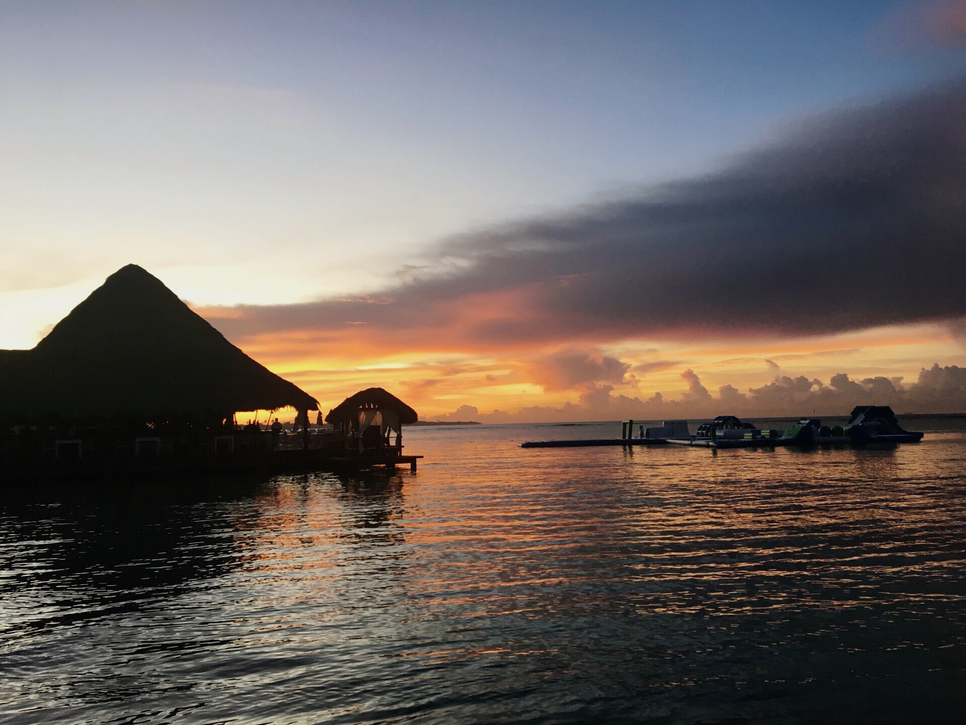 多米尼加的博卡其卡，由于一路奔波早上三点就醒了再也睡不着，处理了一下工作之后便在六点多去海边看日出。