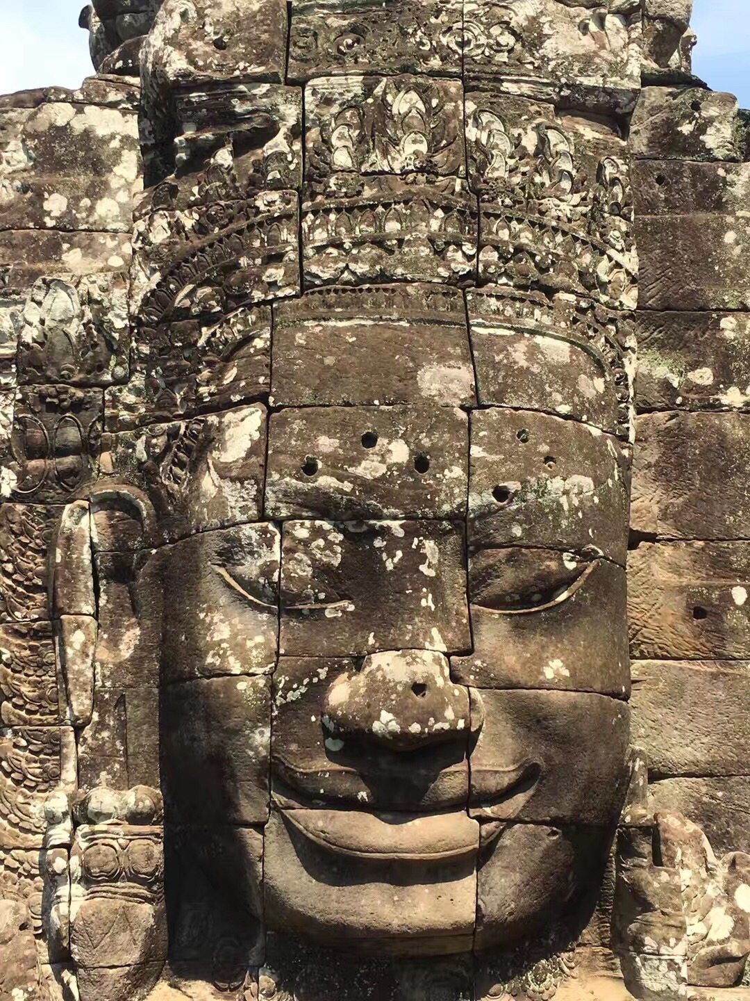 这个是特别有名的四面佛。高棉的微笑。大家可以从不同的角度能够看到佛像不同程度的微笑。听说朝拜这座佛像