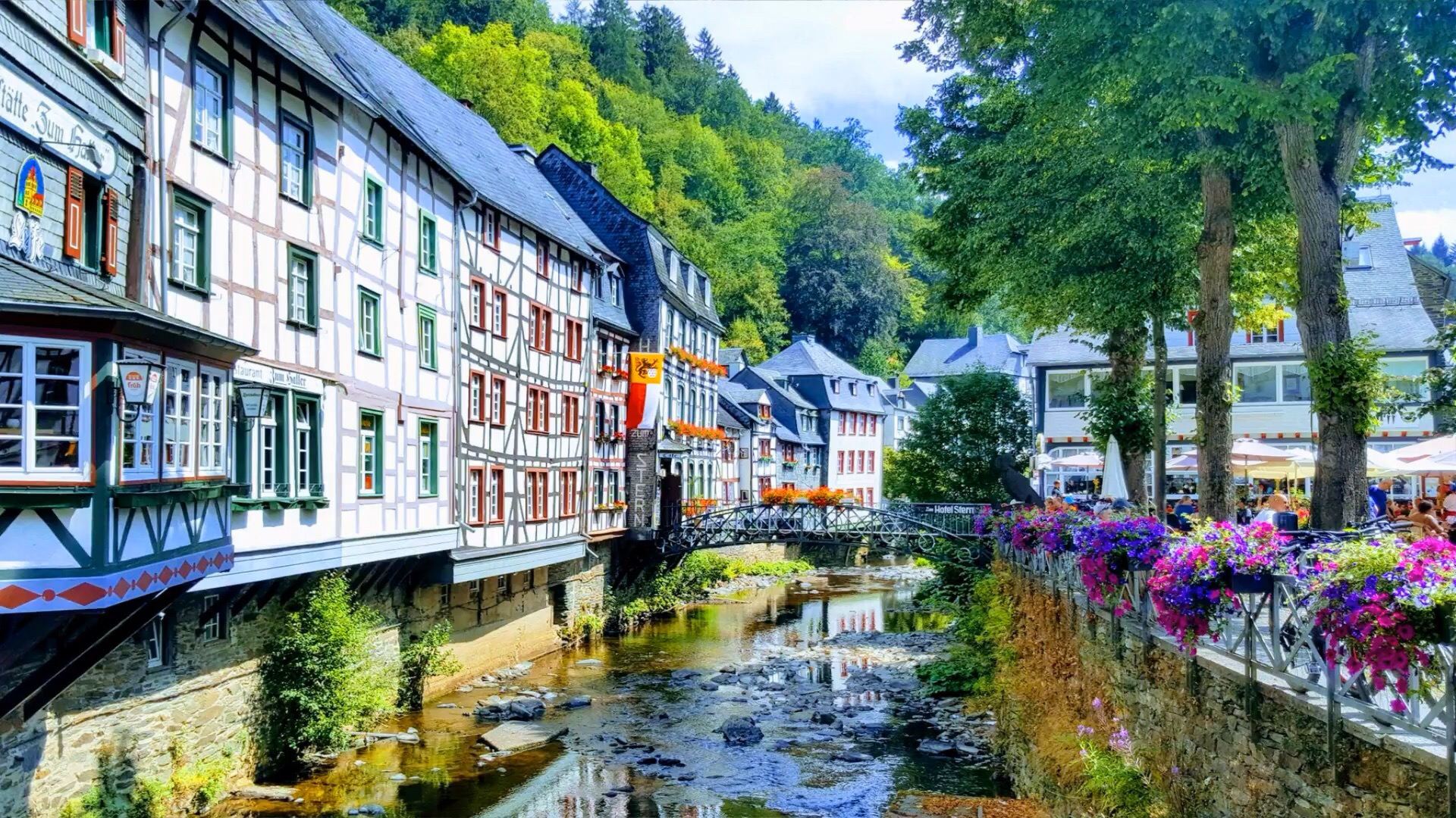欧洲最古老的古镇，奇怪的是冬季比夏季游客多，是摄影师的最爱。在德国和比利时的交界处，有一座欧洲最古老