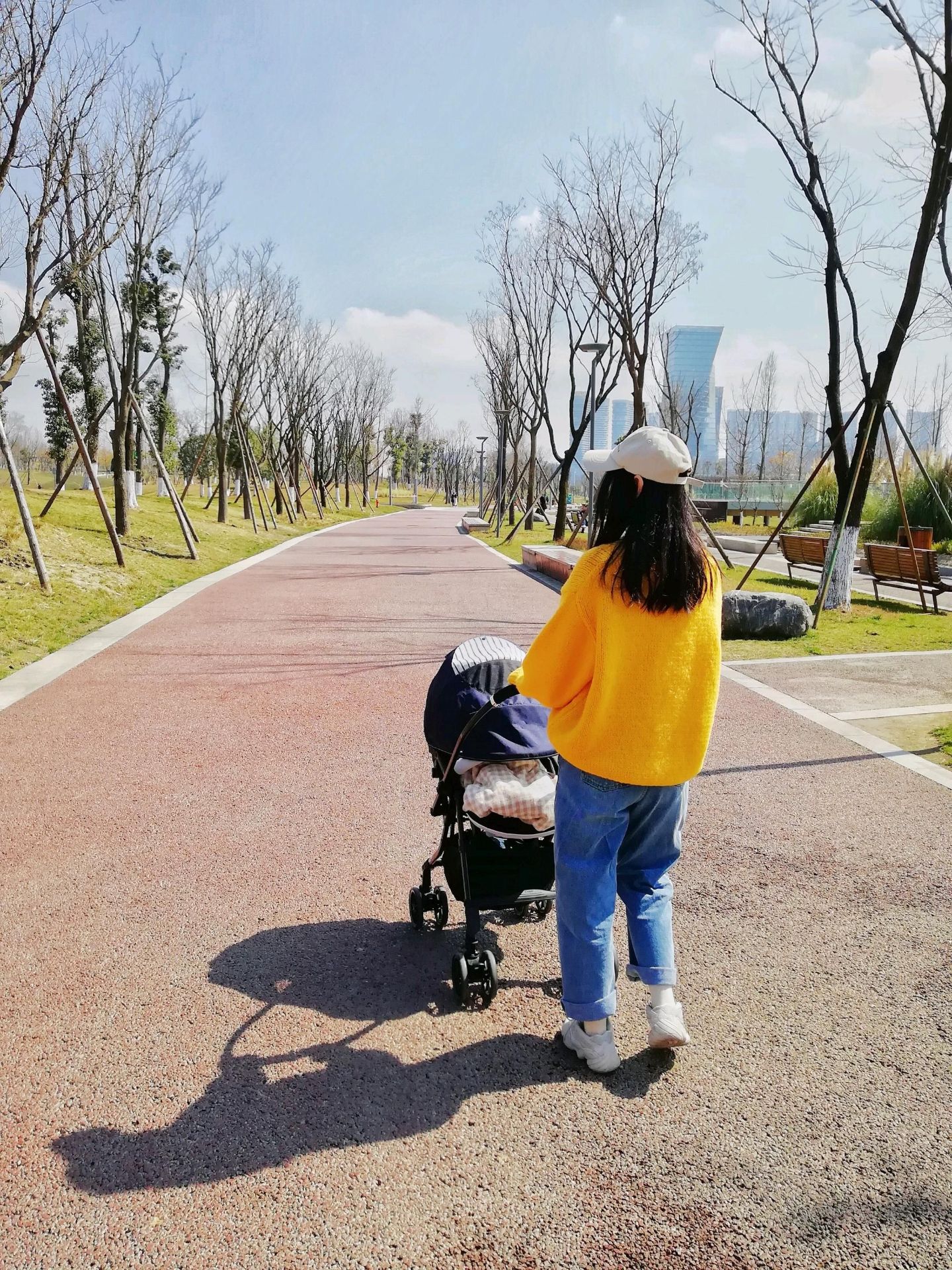 🦄桂溪生态公园，新晋的网红公园  🦄面积超大，拥有超大草坪和超级多儿童游乐设施，紧临亚洲最大单体建筑
