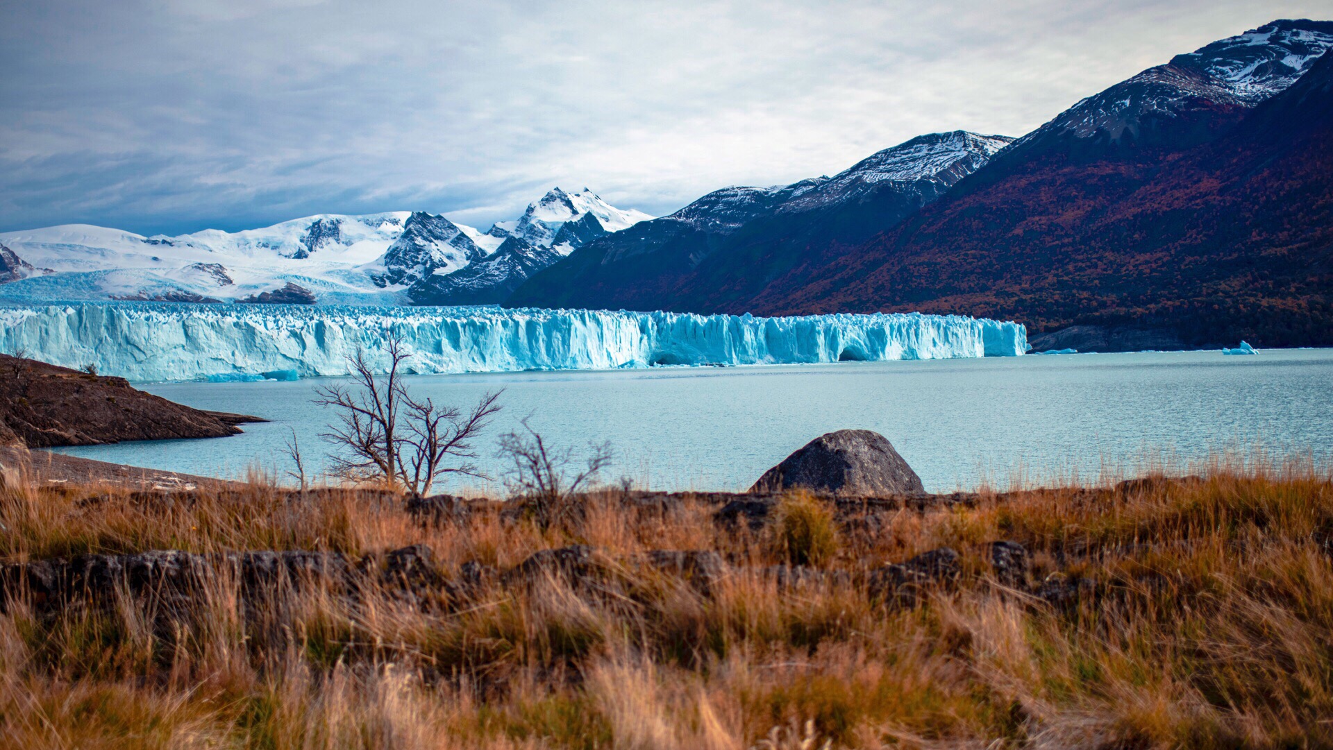 莫雷诺冰川位于阿根廷的埃尔卡拉法特以西，是冰川国家公园最标志性的景点，门票700比索。一般有三种玩法