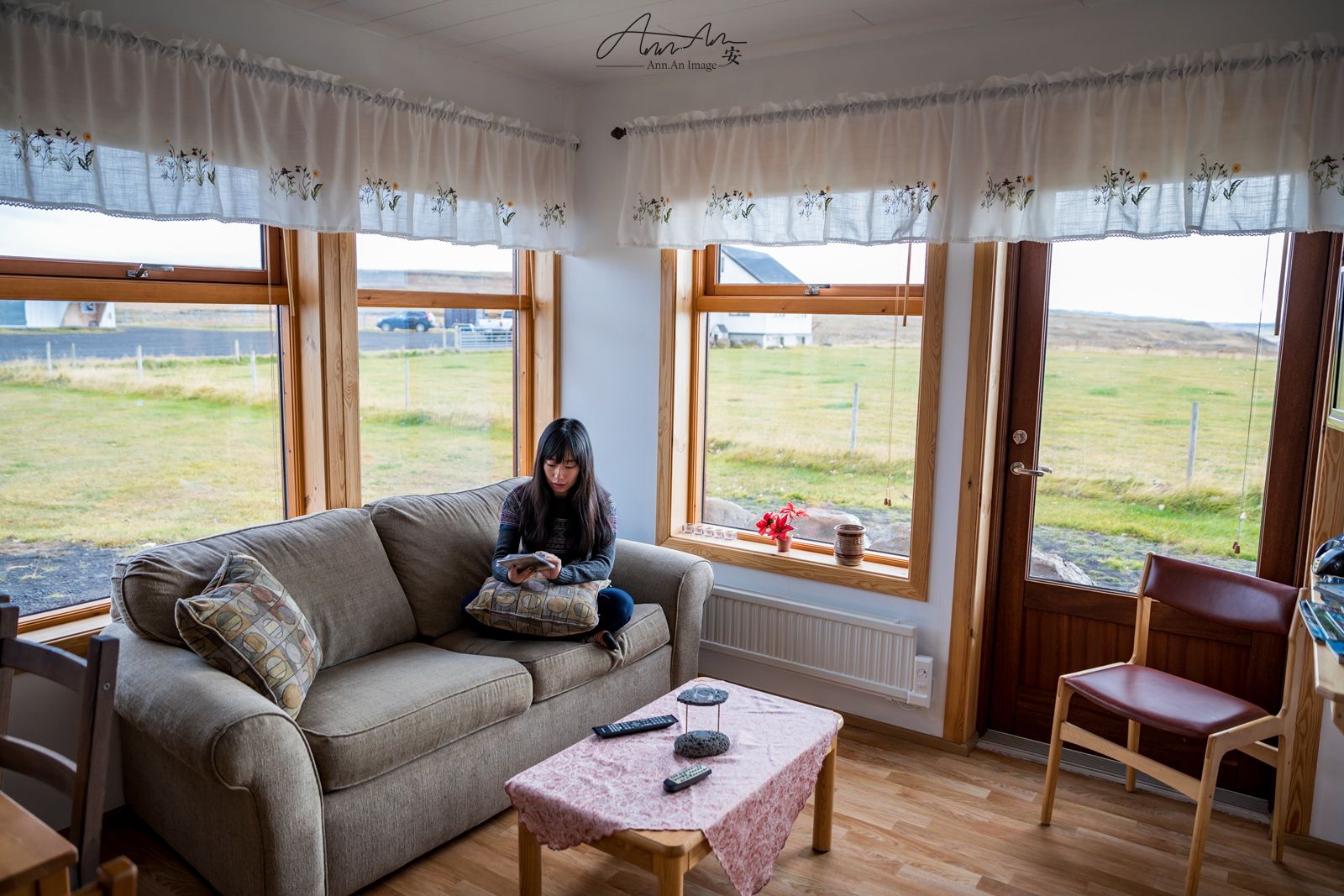 冰岛黄金圈住宿推荐  又是一栋荒野中的小房子，离间歇泉不远，除了在首都住的高级酒店，我们在其他居住的