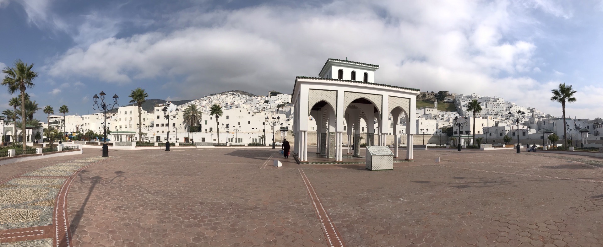 摩洛哥老城德土安，与西班牙一海之隔，有欧非大陆纽带之称，古城依山而建，以漂亮的白色房屋为主