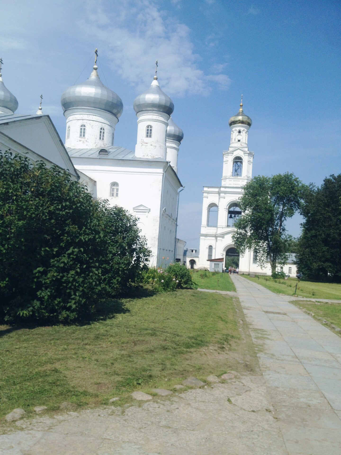 尤里耶夫修道院是为了纪念在爱沙尼亚取得的胜利而在1030年修建的。院子里有一个戴着帽子的水井，极富宗