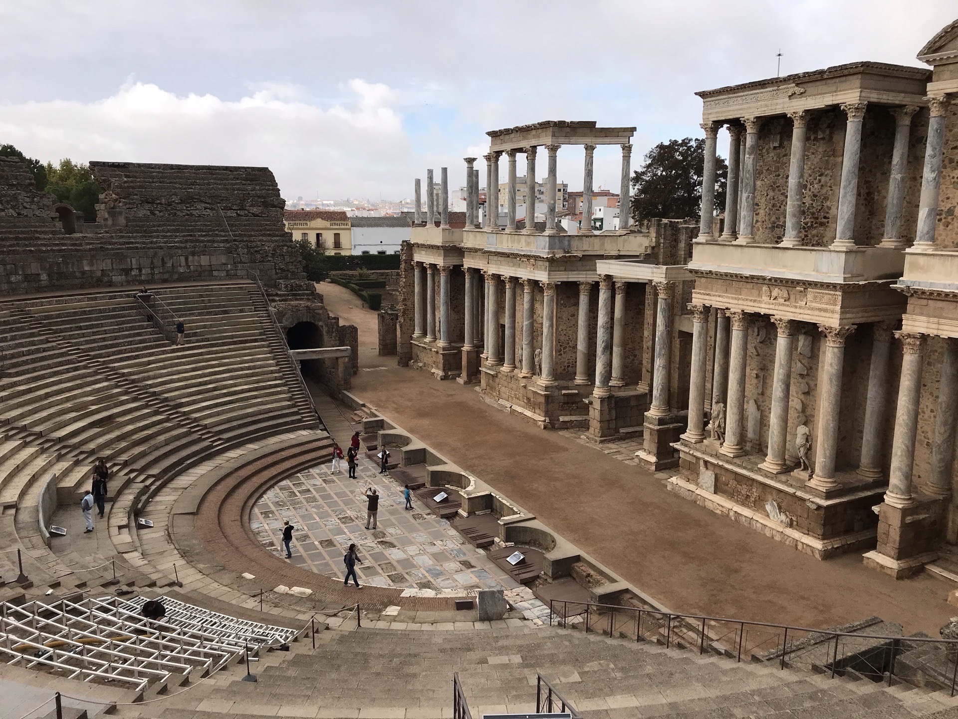 梅里达的古罗马剧场建于公元前十六、十五年，当时能容纳六千名观众，是西班牙境内最宏伟壮观的一座露天剧场