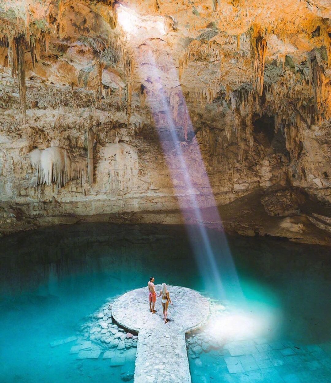 墨西哥小众景点，极具仪式感的神秘洞穴天坑  🇲🇽墨西哥境内有许多大大小小的天然井（cenote），由