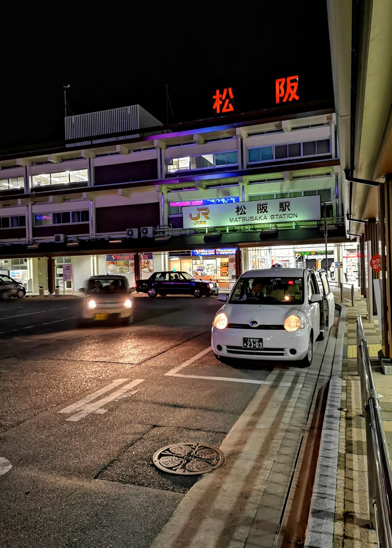 以松阪牛肉而出名的城市：松阪。 松阪市位于伊势半岛的中部，与名古屋机场隔海相望。松阪市虽然规模不大，