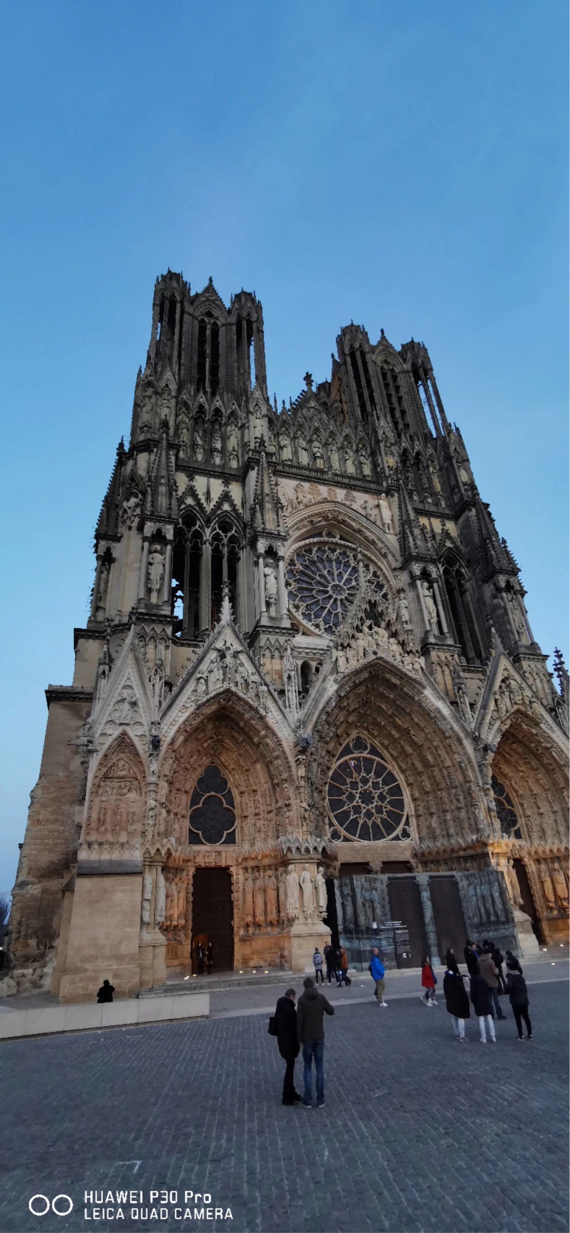 一直觉得建筑的美是可以打动人心的 堪比巴黎圣母院、拥有八百多年历史的兰斯圣母大教堂！玻璃镶嵌画真好看