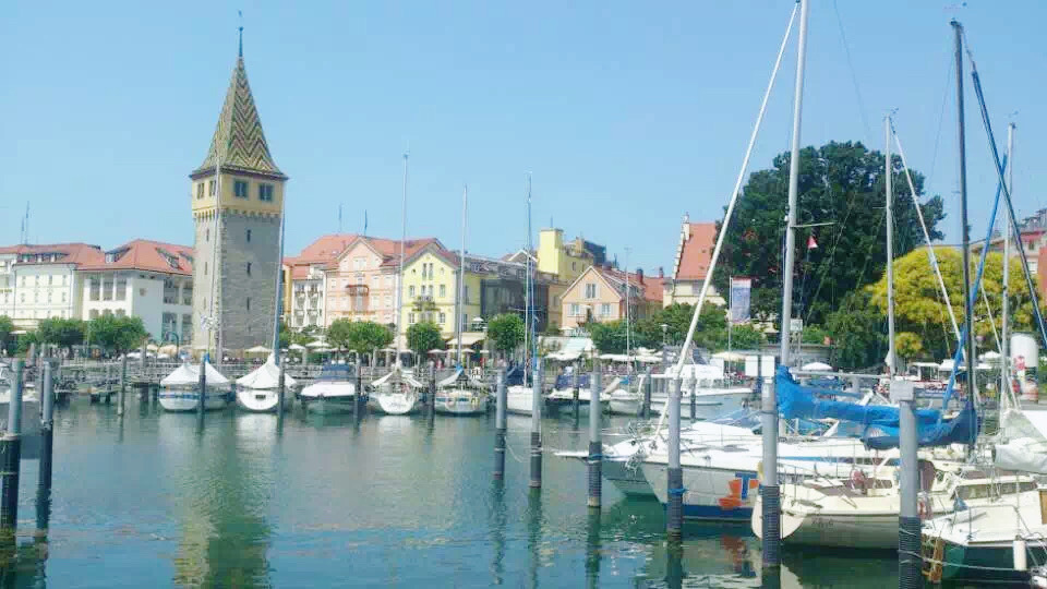 德国和瑞士之间的小城，风光很漂亮，早些湖边一溜的咖啡馆和餐厅，人都很悠闲的。有个狮子的纪念碑在港口，
