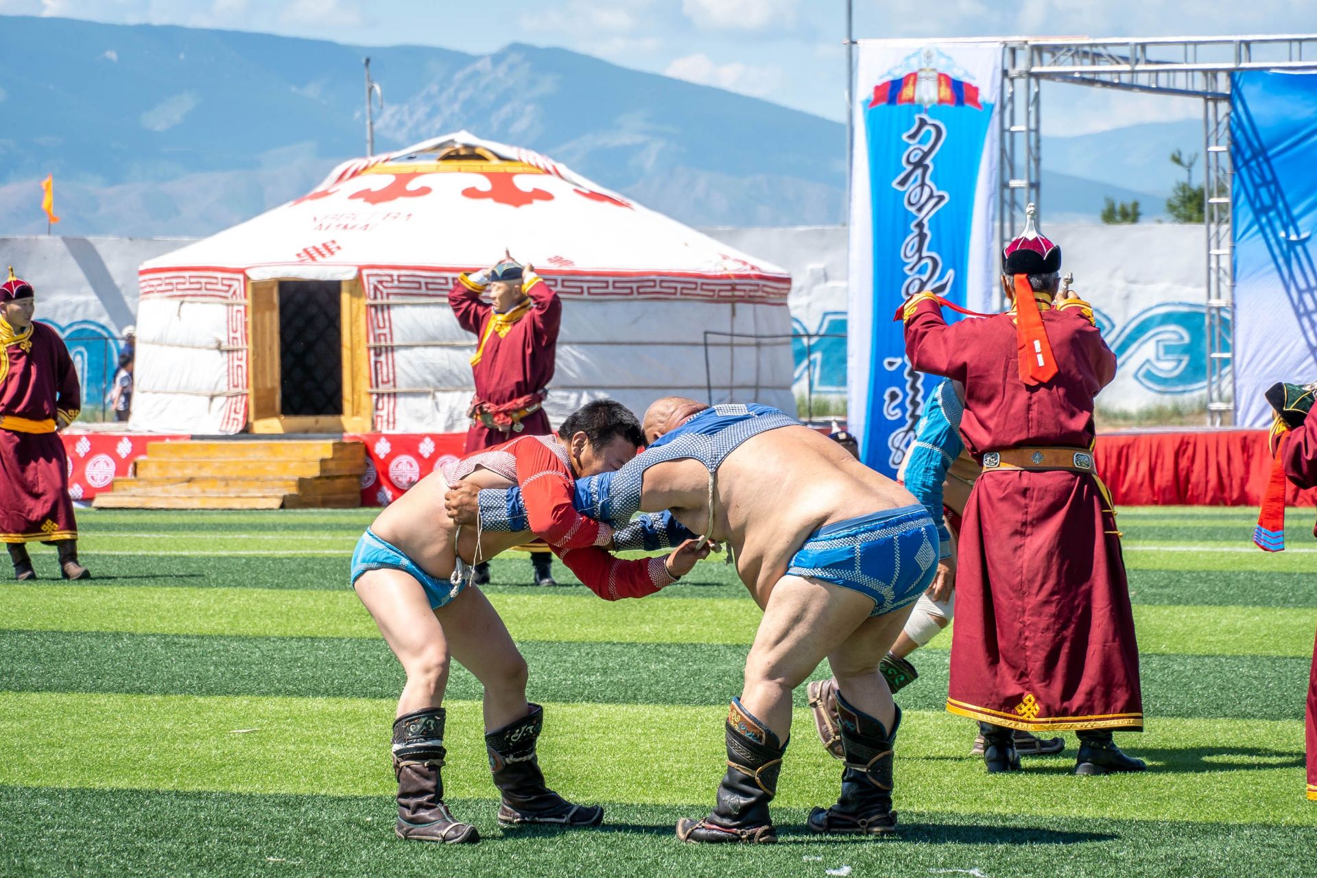 跑到乡村参加蒙古全国最大的节日—那达慕大会!  那达慕是蒙古最大的节日，在7月份举办。这几天的时间里
