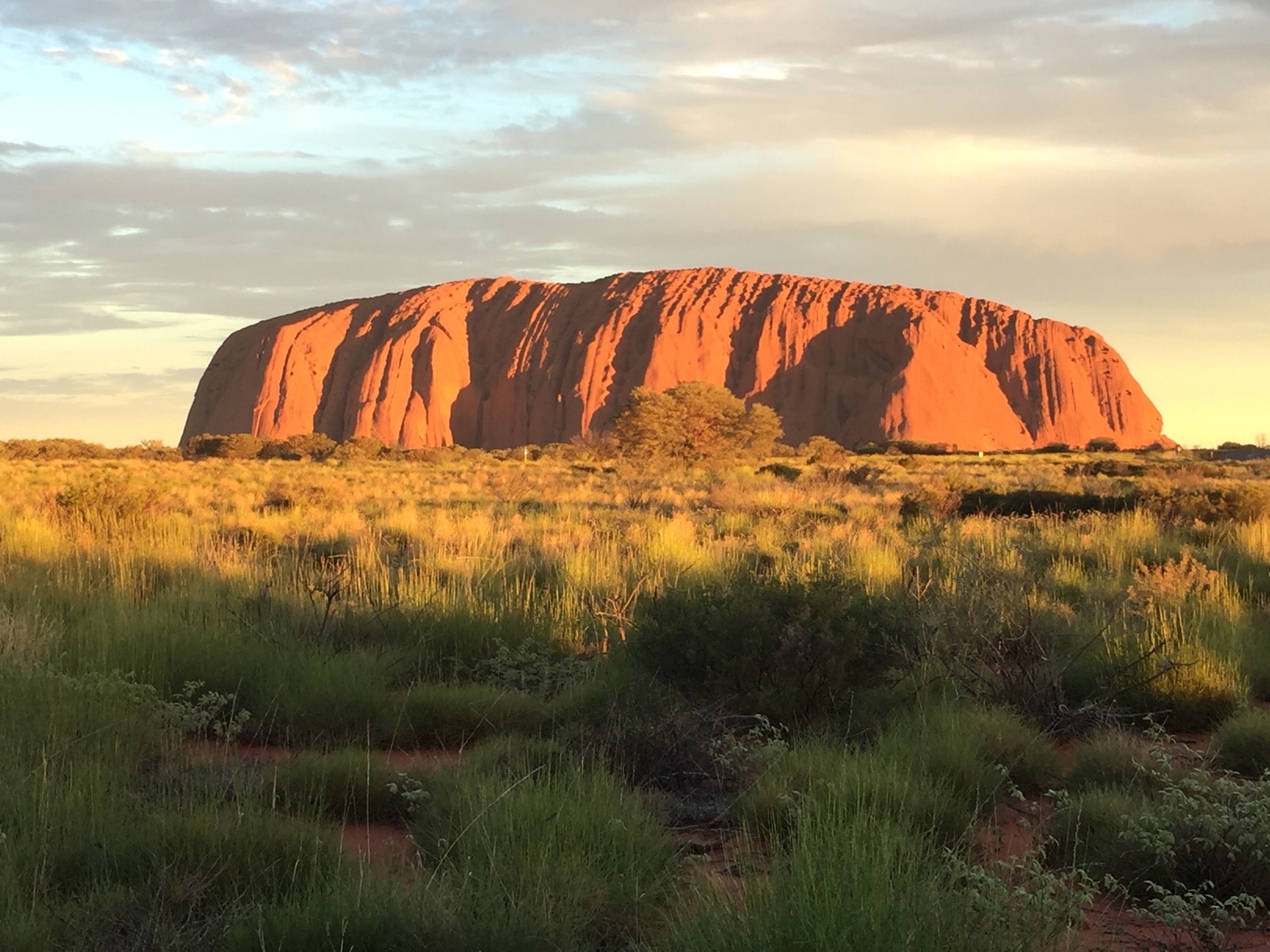 澳大利亚艾尔斯巨石 世界最大的巨石，乌鲁鲁人的神圣之地。乌鲁汝是澳大利亚最知名的自然地标之一。其沙岩