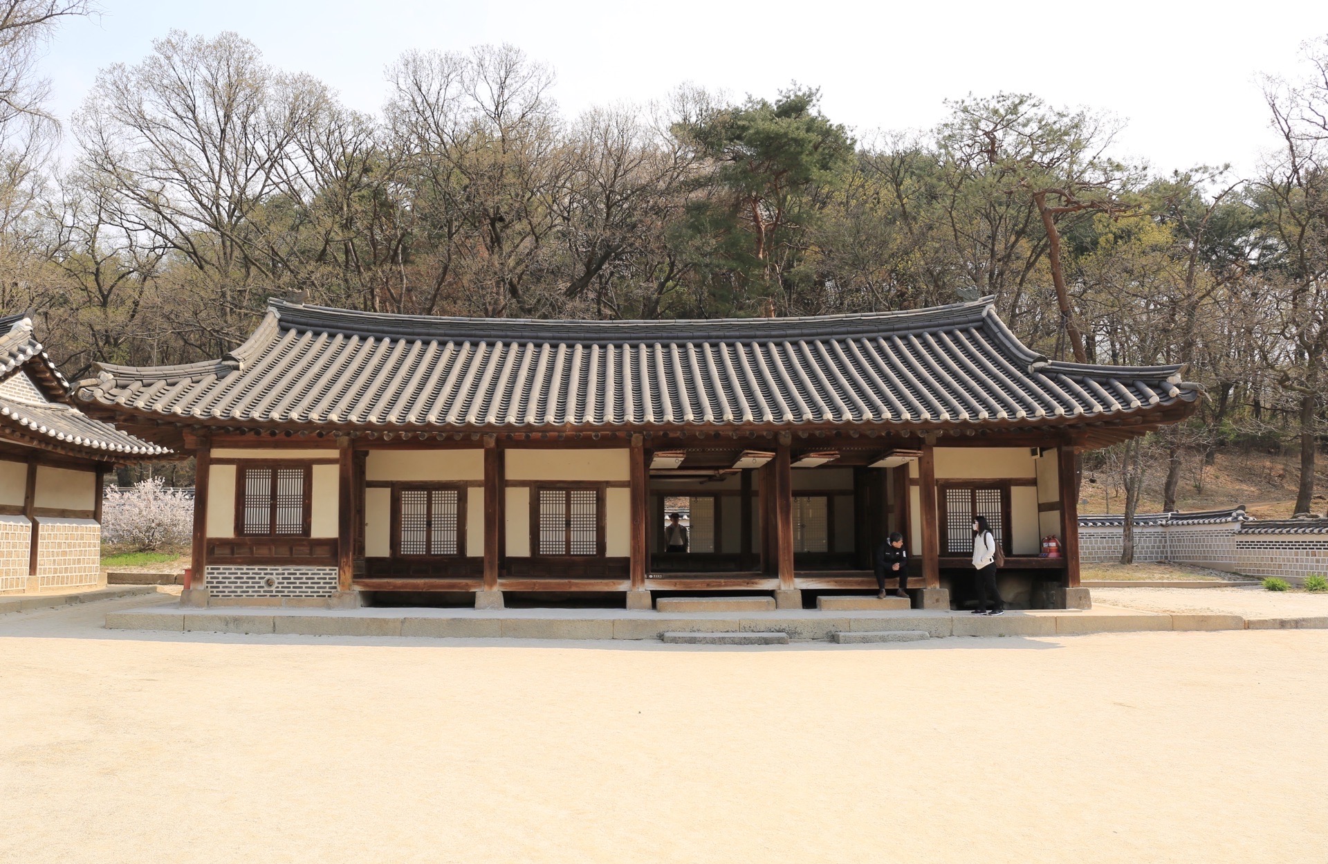 东九陵建筑很有特色，韩式建筑，简朴实用，很多建筑是几百年前的，不是后来仿照的，斑斑点点都是历史的记忆